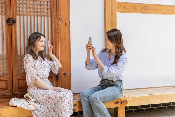 Experience Hanok Korean Traditional House_Korean Caucasian Girls Taking Photo — ストック写真