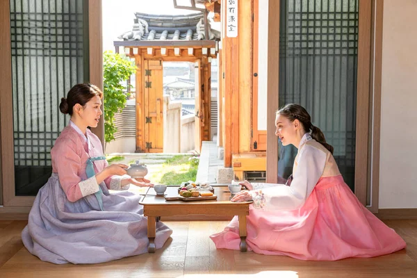 Korean Caucasian Girls Experiencing Traditional Tea Ceremony Hanok Korean Traditional — Stock Photo, Image