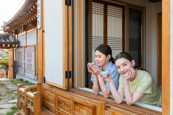 Experience Hanok Korean Traditional House_Korean Caucasian Girls Drinking Tea — ストック写真