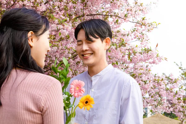 Korean Asian Couple Enjoying Spring Date_Holding Flowers — ストック写真