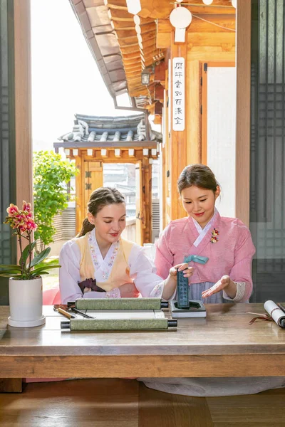 Korean Caucasian Girls Experiencing Traditional Calligraphy Hanok Korean Traditional House — Stockfoto