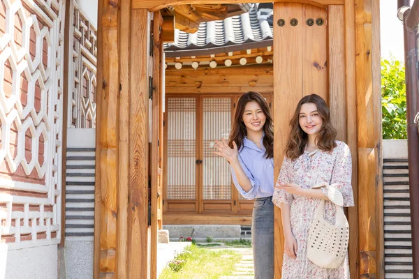 Experience Hanok Korean Traditional House_Korean Caucasian Girls Hanbok — Φωτογραφία Αρχείου