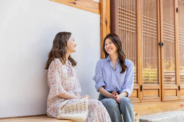 Experience Hanok Korean Traditional House_Korean Caucasian Girls Looking Landscape — ストック写真