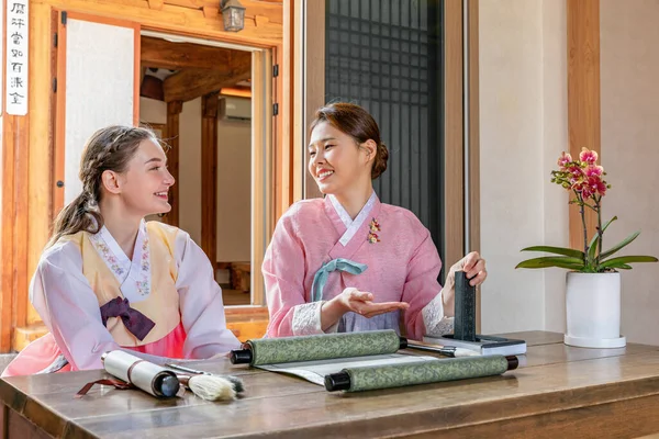 Korean Caucasian Girls Experiencing Traditional Calligraphy Hanok Korean Traditional House — Stock Photo, Image