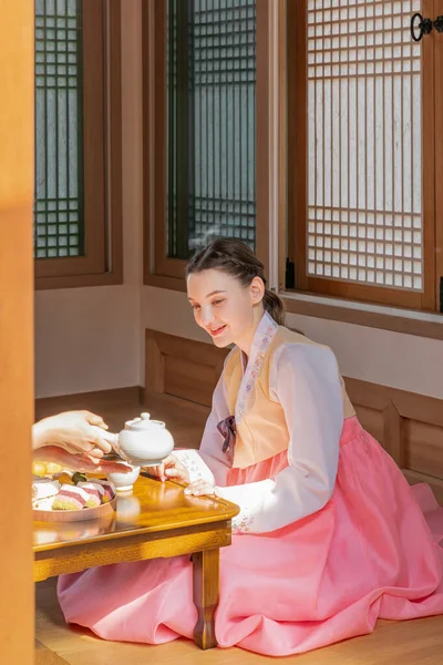 Korean Caucasian Girls Experiencing Traditional Tea Ceremony Hanok Korean Traditional — стокове фото