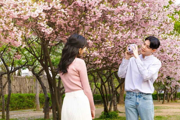 Korean Asian Couple Enjoying Spring Date_Taking Photo —  Fotos de Stock