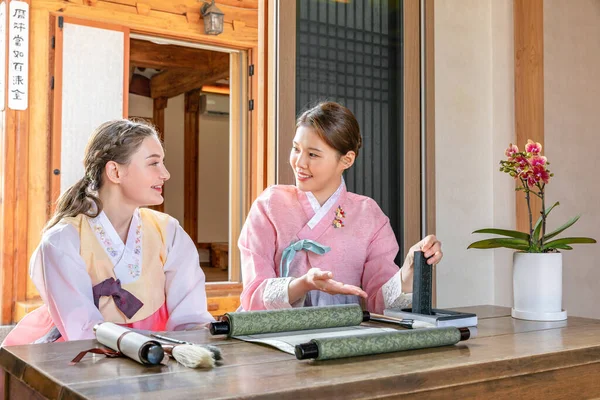Korean Caucasian Girls Experiencing Traditional Calligraphy Hanok Korean Traditional House — стоковое фото