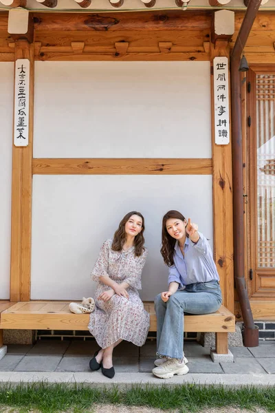 Experience Hanok Korean Traditional House_Korean Caucasian Girls Looking Landscape — стоковое фото