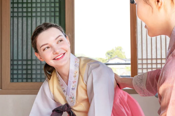 Experiencing Korean Traditions Hanok_Korean Girl Teaching Caucasian Girl How Bow — Stock Photo, Image