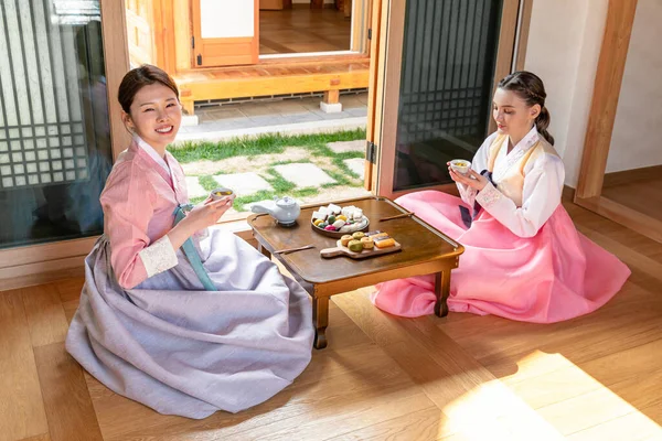 Korean Caucasian Girls Experiencing Traditional Tea Ceremony Hanok Korean Traditional — Foto Stock