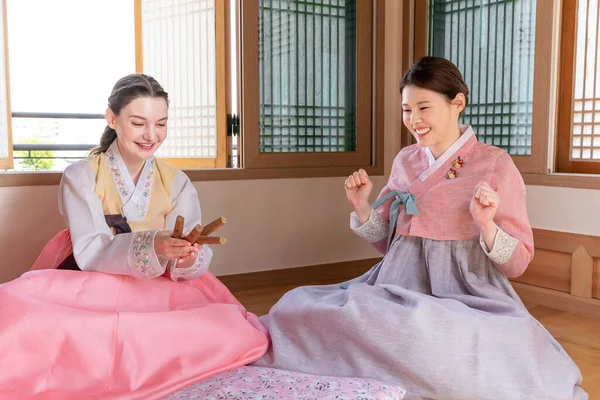 Korean Caucasian Girls Wearing Hanbok Playing Yut Korean Traditional Board — Foto Stock