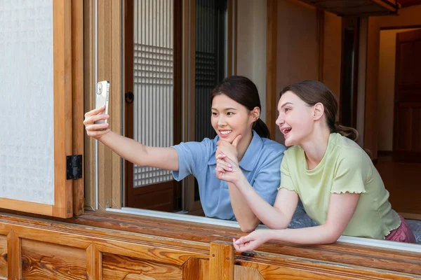 Experience Hanok Korean Traditional House_Korean Caucasian Girls Taking Selfie — ストック写真