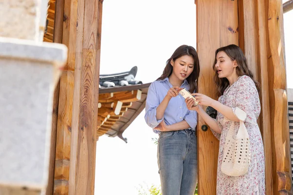 Experience Hanok Korean Traditional House_Korean Caucasian Girls Inviting — Fotografia de Stock