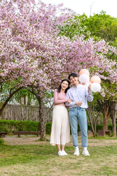 Korean Asian Couple Enjoying Spring Date_Happy Vibe —  Fotos de Stock