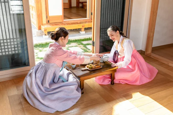 Korean Caucasian Girls Experiencing Traditional Tea Ceremony Hanok Korean Traditional — Stock Photo, Image