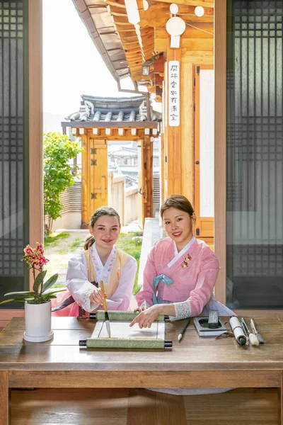 Korean Caucasian Girls Experiencing Traditional Calligraphy Hanok Korean Traditional House — стоковое фото