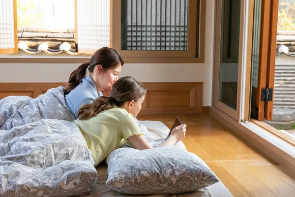 Experience Hanok Korean Traditional House_Korean Caucasian Girls Watching Video Tablet — Foto de Stock