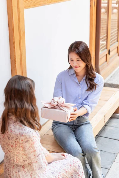 Experience Hanok Korean Traditional House_Korean Caucasian Girls Giving Gifts — ストック写真