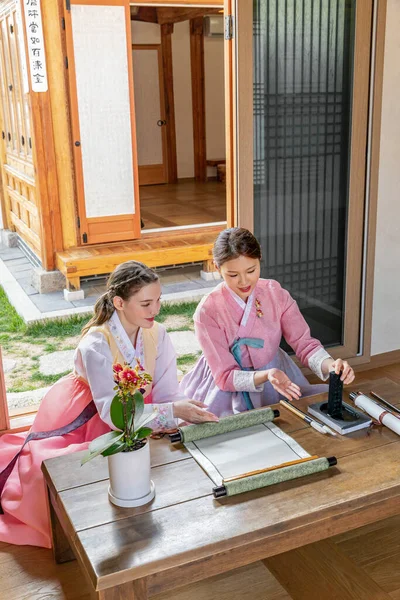 Korean Caucasian Girls Experiencing Traditional Calligraphy Hanok Korean Traditional House — Stockfoto