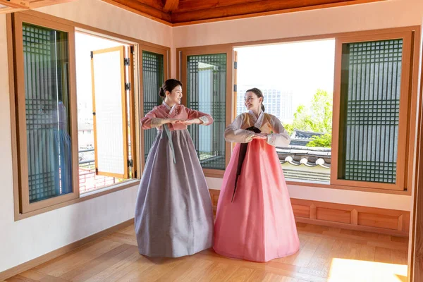 Experiencing Korean Traditions Hanok_Korean Girl Teaching Caucasian Girl How Bow — Foto Stock