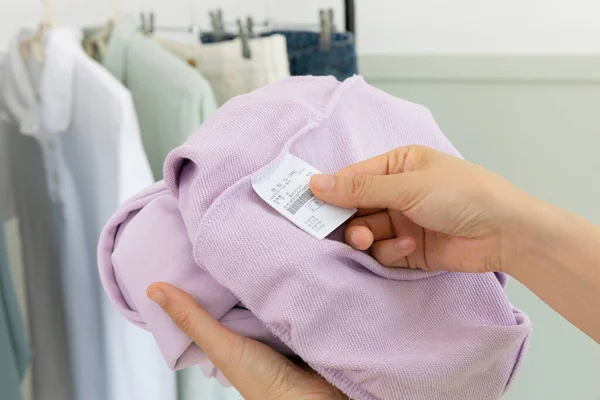 Aesthetic Laundry Concept_Checking Washing Label Instructions — Stockfoto
