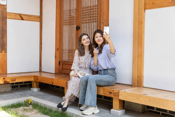Experience Hanok Korean Traditional House_Korean Caucasian Girls Taking Photo — стокове фото