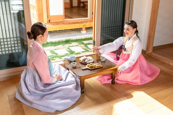 Korean Caucasian Girls Experiencing Traditional Tea Ceremony Hanok Korean Traditional — Stock Photo, Image