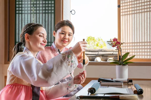 Korean Caucasian Girls Experiencing Traditional Calligraphy Hanok Korean Traditional House —  Fotos de Stock