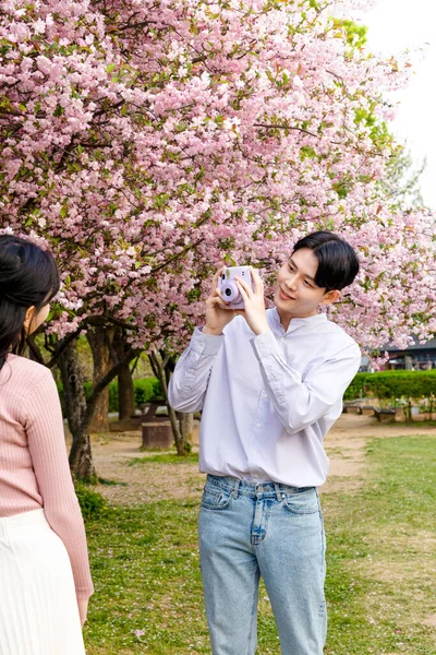 Korean Asian Couple Enjoying Spring Date_Taking Photo —  Fotos de Stock