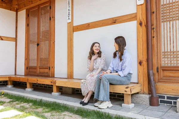 Experience Hanok Korean Traditional House_Korean Caucasian Girls Chatting — стокове фото