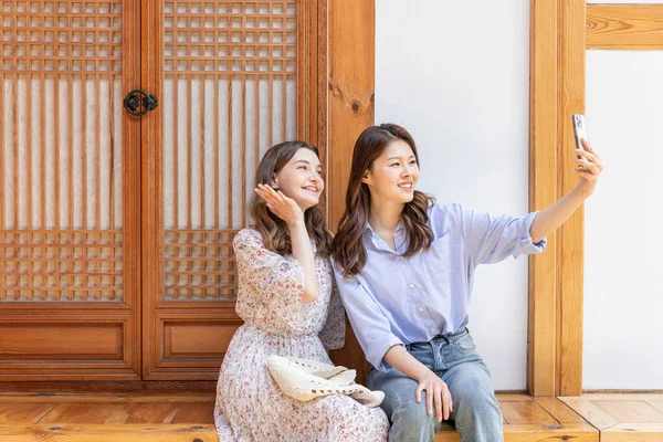 Experience Hanok Korean Traditional House_Korean Caucasian Girls Taking Photo — Stockfoto