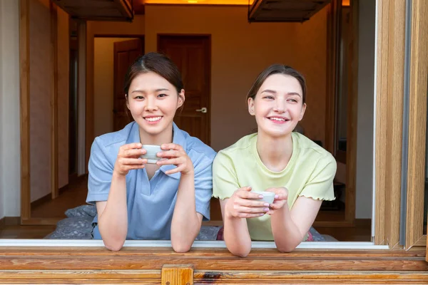 Experience Hanok Korean Traditional House_Korean Caucasian Girls Drinking Tea — 스톡 사진