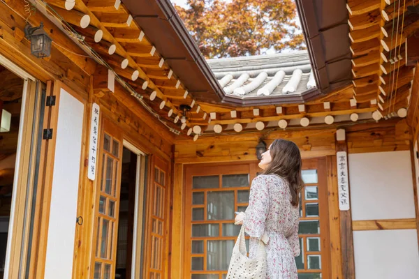 Experience Hanok Korean Traditional House_Caucasian Girl Taking Photo — стоковое фото