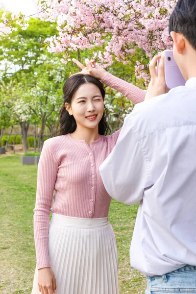 Korean Asian Couple Enjoying Spring Date_Taking Photo — ストック写真