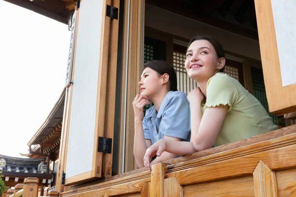 Experiencing Korean Traditions Hanok_Korean Caucasian Girls Having Cozy Time — ストック写真