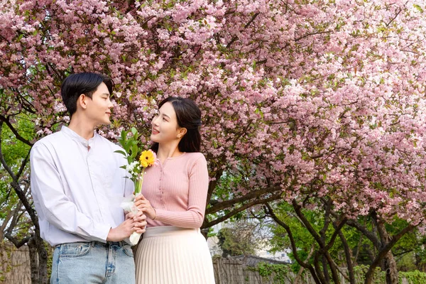 Korean Asian Couple Enjoying Spring Date_Holding Flowers — ストック写真