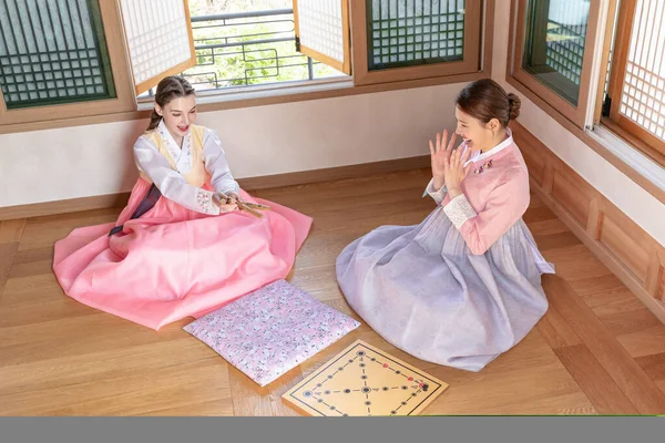 Korean Caucasian Girls Wearing Hanbok Playing Yut Korean Traditional Board — Foto Stock