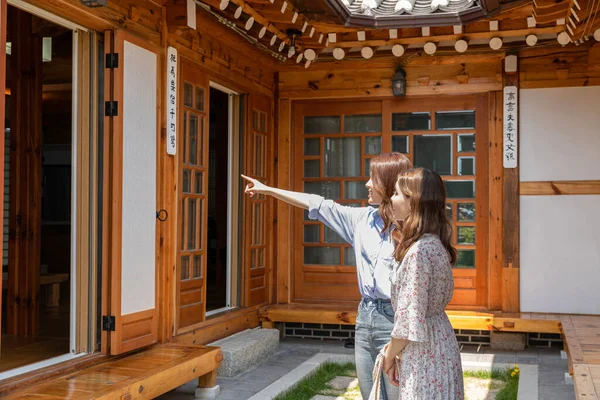 Experience Hanok Korean Traditional House_Korean Caucasian Girls Giving Gifts — ストック写真