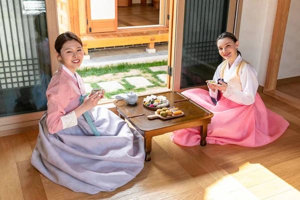 Korean Caucasian Girls Experiencing Traditional Tea Ceremony Hanok Korean Traditional — Stock Photo, Image