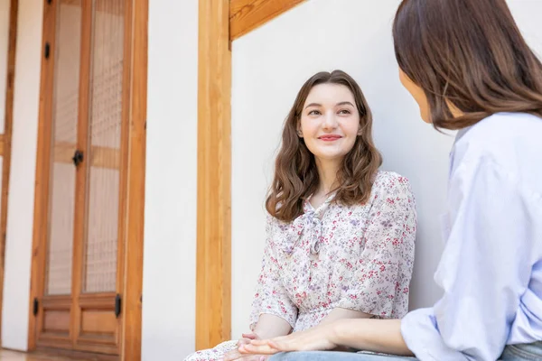 Experience Hanok Korean Traditional House_Korean Caucasian Girls Chatting — Stockfoto