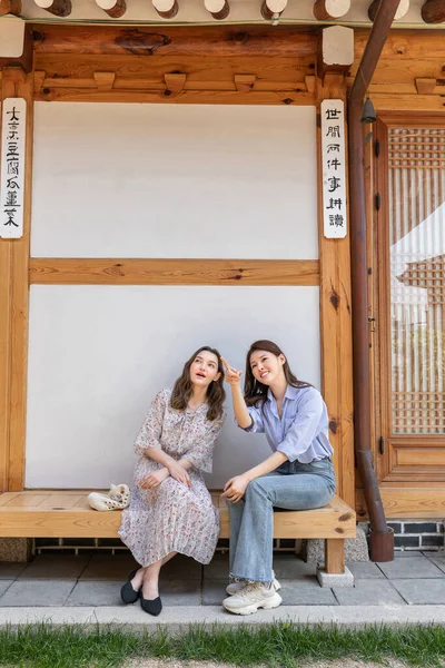 Experience Hanok Korean Traditional House_Korean Caucasian Girls Looking Landscape — стоковое фото