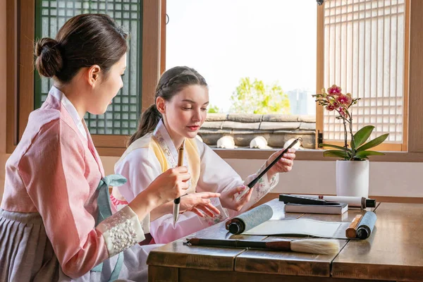 Korean Caucasian Girls Experiencing Traditional Calligraphy Hanok Korean Traditional House — Fotografia de Stock