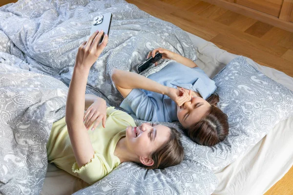 Experience Hanok Korean Traditional House_Korean Caucasian Girls Watching Smartphone — Foto de Stock