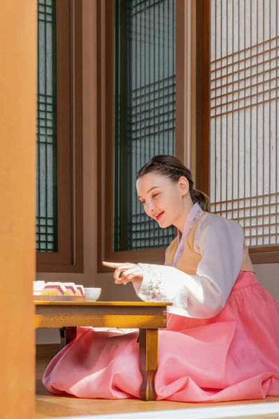 Korean Caucasian Girls Experiencing Traditional Tea Ceremony Hanok Korean Traditional — Stockfoto