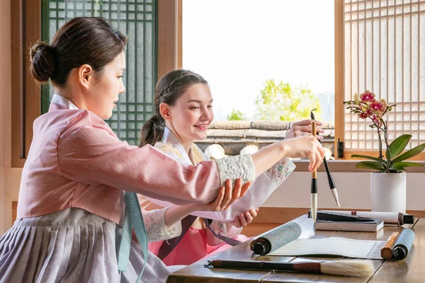Korean Caucasian Girls Experiencing Traditional Calligraphy Hanok Korean Traditional House — Stock Photo, Image