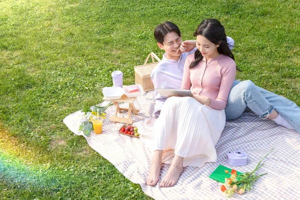 Asian Korean Couple Enjoying Spring Picnic_Watching Tablet — Stock Photo, Image