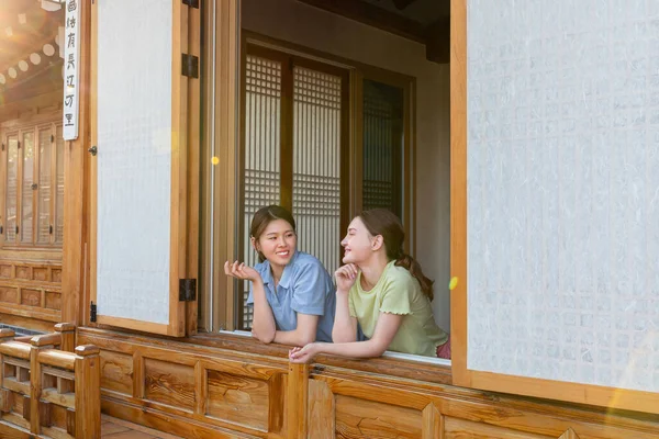 Experience Hanok Korean Traditional House_Korean Caucasian Girls Chatting — Stok Foto
