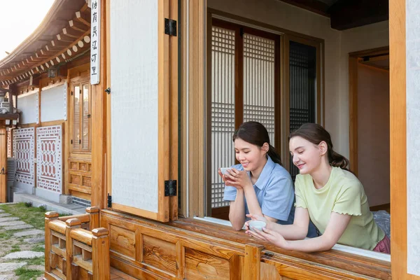 Experience Hanok Korean Traditional House_Korean Caucasian Girls Drinking Tea — Stok Foto