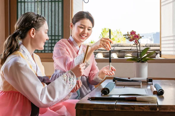 Korean Caucasian Girls Experiencing Traditional Calligraphy Hanok Korean Traditional House — стоковое фото