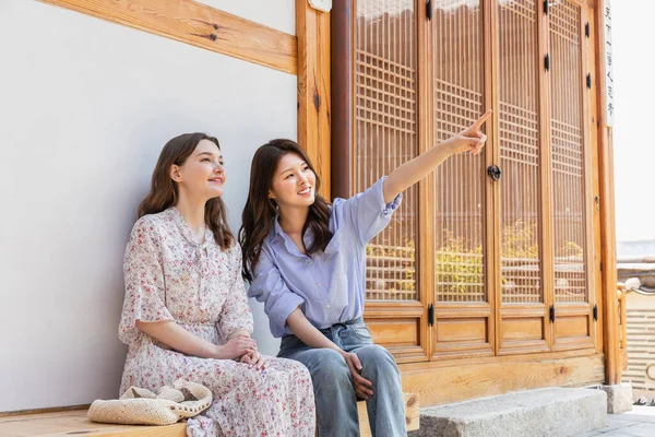 Experience Hanok Korean Traditional House_Korean Caucasian Girls Looking Landscape — ストック写真